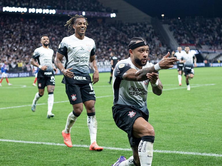 El neerlandés Memphis Depay, jugador del Corinthians, celebra un gol en el partido frente a Bahía por la fecha 37 de la Serie A en el estadio Neo Química Arena, en Sao Paulo, Brasil.