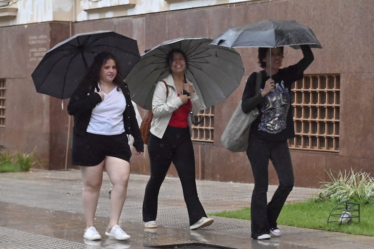 Anuncian lluvias, tormentas eléctricas, fuertes vientos y hasta caída de granizo para dos departamentos del este de la Región Oriental.