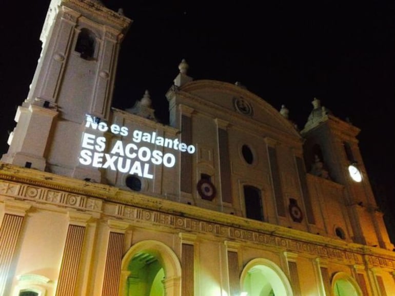 En la fachada de la Catedral Metropolitana de Asunción el artista David Amado frases de denuncia contra Cristian Kriskovich, miembro del Jurado de Enjuiciamiento de Magistrados y del Consejo de la Magistratura, además de docente de la Universidad Católica.