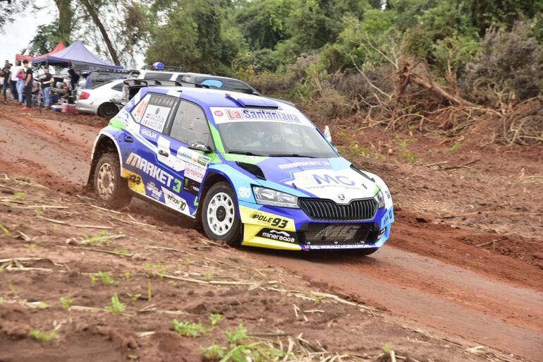 El Skoda Fabia de Miguel María García durante la tercera fecha del Campeonato Nacional de Super Prime en la ciudad de Campo 9.