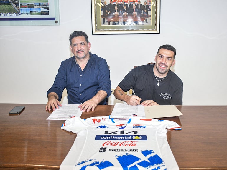 El paraguayo Celso Ortiz en la firma de contrato y presentación como jugador de Nacional en la sede social del club en el estadio Arsenio Erico, en Asunción, Paraguay.