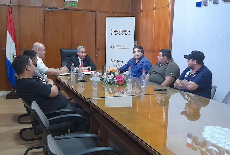 Camioneros se reunieron ayer con el ministro del MOPC Rodolfo Segovia.