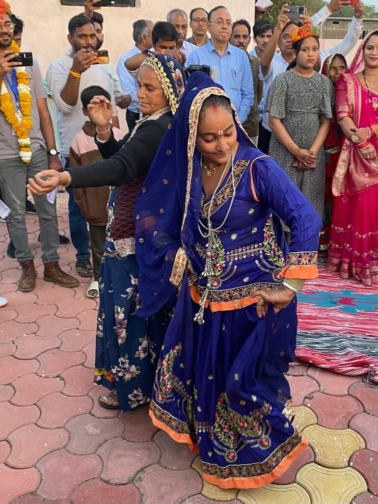 Danza tradicional india en la región de Indore City.