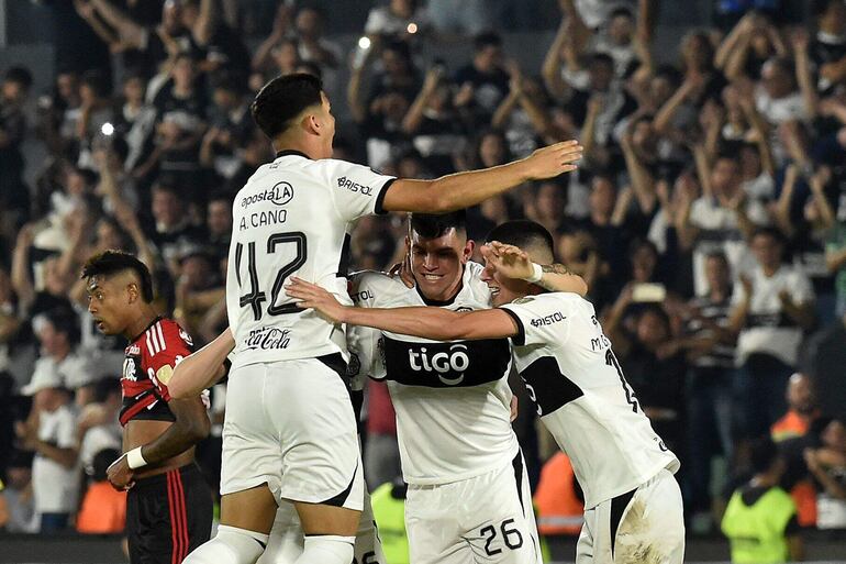 Los jugadores de Olimpia celebran el triunfo y clasificación a los cuartos de final de la Copa Libertadores en el estadio Defensores del Chaco, en Asunción.