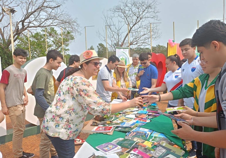 
Un grupo de jóvenes recibiendo los libros de lectura por parte de los organizadores 