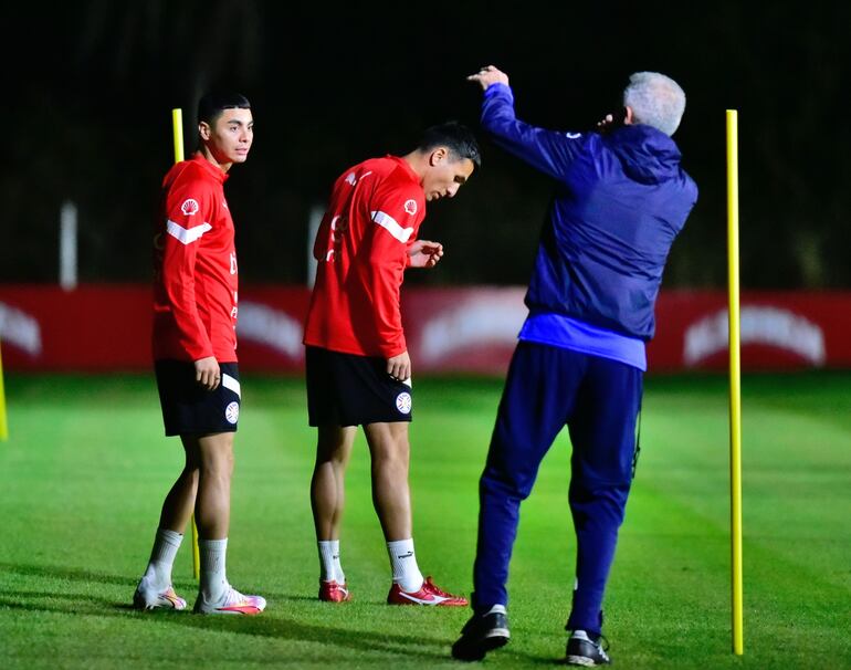 Primer entrenamiento de la Selección Paraguaya de cara al debut en las Eliminatorias ante Perú.