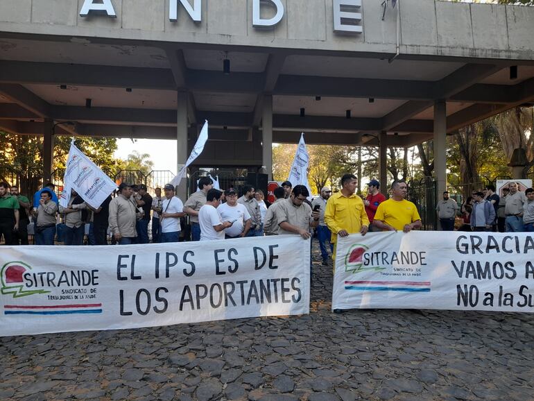 Funcionarios de la ANDE protestan contra la ley de Superintendencia de Jubilaciones y denuncian precariedades.