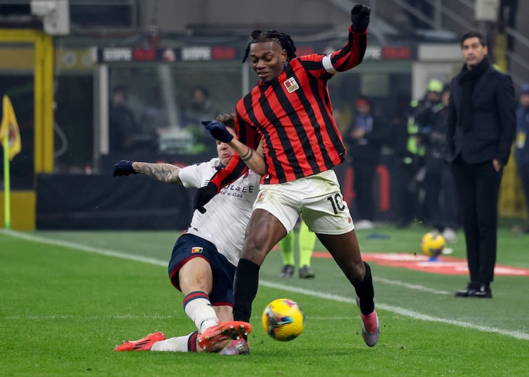 Milan (Italy), 15/12/2024.- AC Milan's Rafael Leao in action CFC Genoa's Alessandro Zanoli during the Italian Serie A soccer match between AC Milan and CFC Genoa, in Milan, Italy, 15 December 2024. (Italia, Génova) EFE/EPA/ROBERTO BREGANI
