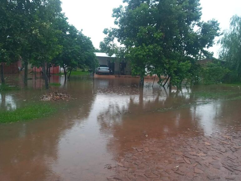 Falta de canalización y limpieza causó inundación de viviendas en Carapeguá.