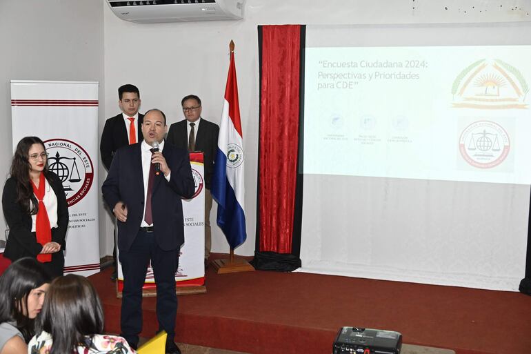 Los alumnos de Ciencias Políticas de la Universidad Nacional del Este presentaron en un acto los resultados de la encuesta.