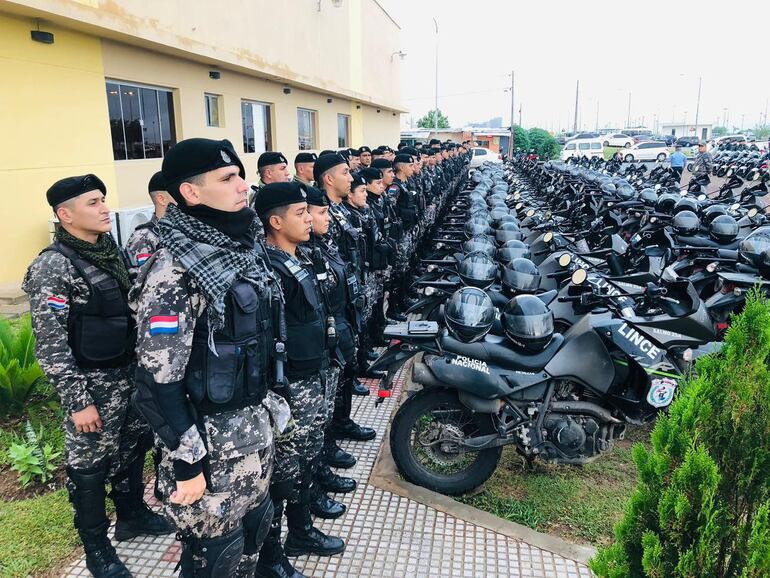 Los agentes motorizados del Grupo Línce se desplegarán en puntos estratégicos de la capital, donde se realizarán la ceremonia de Traspaso del Mando Presidencial y la festividad de Nuestra Señora de la Asunción, para velar por la seguridad de las delegaciones nacionales y extranjeras.