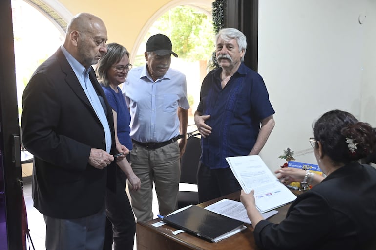 Los representantes de las campañas “Itaipú Causa Nacional”, “IGUALES: soberanía y resarcimiento en  Itaipú” e “Itaipú es también soberanía” entregaron esta tarde la denuncia a la CGR.