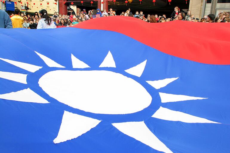 En esta foto de archivo tomada el 13 de febrero de 2005, se muestra la bandera nacional de Taiwán durante las festividades que marcan el Año Nuevo Lunar en el área del Barrio Chino de Washington, DC.