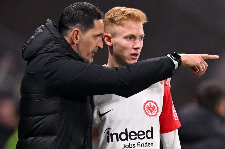 Dino Toppmoeller, entrenador del Eintracht Frankfurt, dando indicaciones al mediocampista sueco Hugo Larsson.