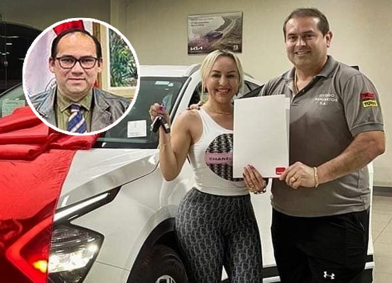 La funcionaria del Congreso, Anadelia Acosta Armoa, junto a su pareja Ovidio Oviedo, posan con un auto cero kilómetro recientemente adquirido. Al costado izquierdo, una fotografía del abogado Darío Flores, quien retiró el dinero de las víctimas del millonario despojo.