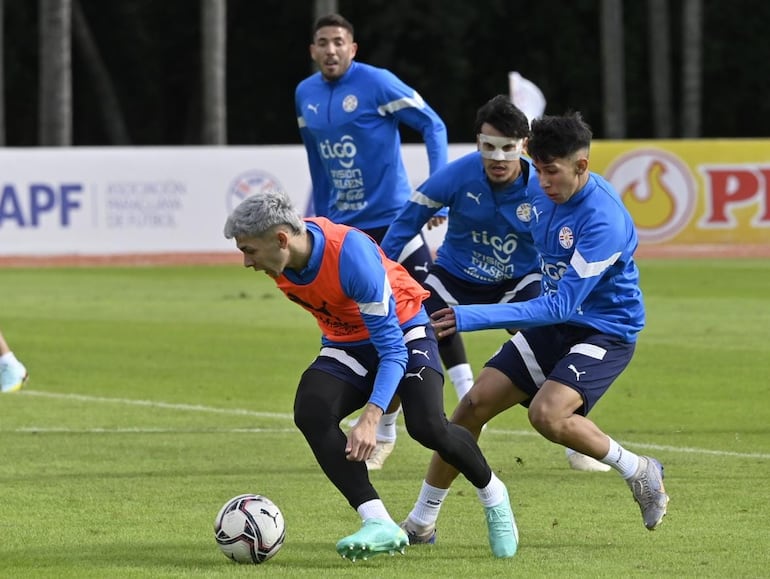 Julio Encsiso ante la marca de Alexis Cantero, en el CARDE de Ypané.