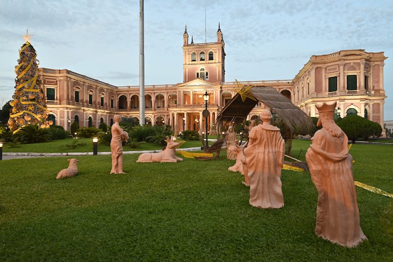 Es importante destacar que, en nuestro país, la tradición del pesebre sigue siendo muy arraigada y convive armoniosamente con el árbol de Navidad y el abrigado Papá Noel que marca presencia en esta tierra calurosa semitropical. Aquí la foto del pesebre del Palacio de López.