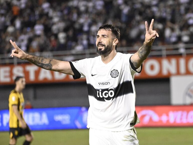 El argentino Lucas Pratto, jugador de Olimpia, celebra un gol en el partido frente a Guaraní por la primera fecha del torneo Clausura 2024 del fútbol paraguayo en el estadio Antonio Aranda, en Ciudad del Este.