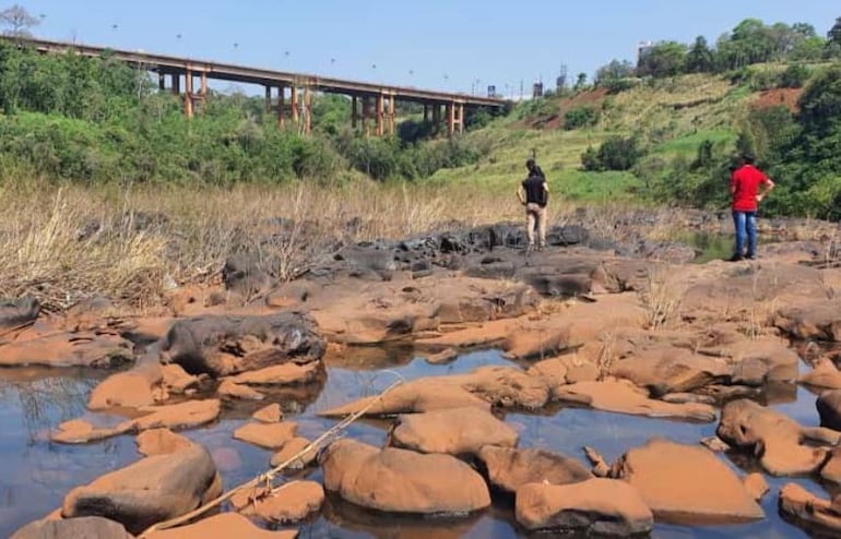 El cuerpo fue encontrado en el lecho seco del río Acaray, en el asentamiento Santísima Trinidad de Ciudad del Este.