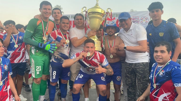 El festejo con el trofeo de los jugadores y dirigentes del Club Unión Paraguaya, campeón de la Liga Regional Aregüeña de Fútbol.