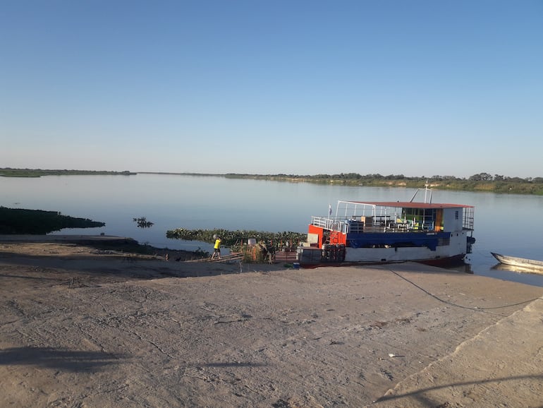 Una embarcación transportadora de mercaderías en el puerto de Fuerte Olimpo, proveniente de Concepción, tras el aumento del nivel de las aguas del río Paraguay.