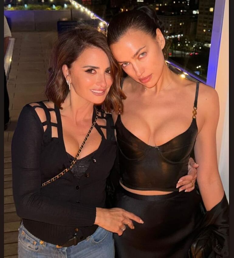 Salma Hayek posando con Irina Shayk, el día de su cumple número 50. (Instagram/Irina Shayk)