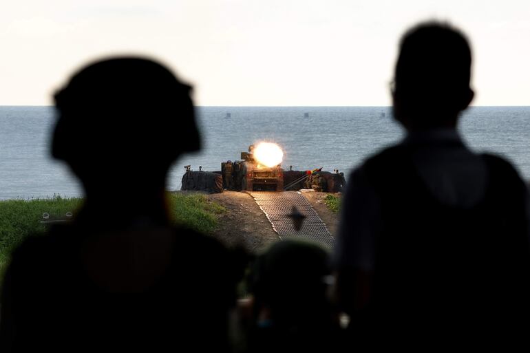 Taiwán realiza ejercicios militares de defensa, en Fangshan, región de Pingtung.