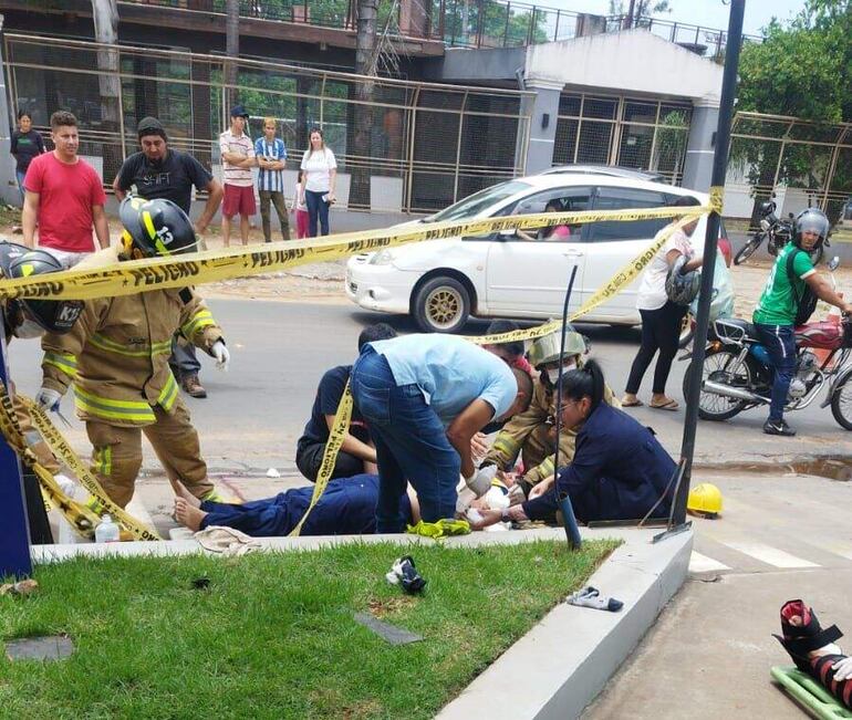 Momento en que uno de los accidentados es asistido por los bomberos voluntarios.