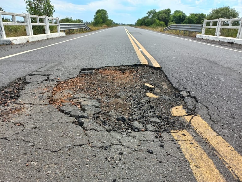 La ruta PY04 se encuentra muy deteriorado debido supuestamente a la sobrecarga de peso de los camiones que transportan arroz desde la zona de Villa Franca y Villa Oliva hasta el departamento de Itapúa.