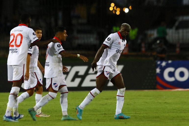 Festejo de los jugadores de Nacional tras el gol de Ebere