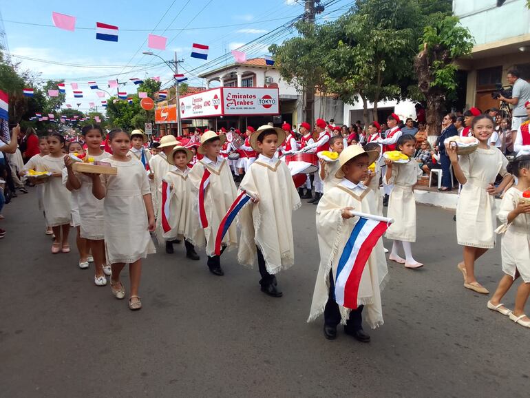 La Escuela Nº 606 Itauguá Poty, recordó al antiguo mercado del pueblo vestidos con trajes de lienzo en tono pastel con canastos de frutas, y jarrones de agua.