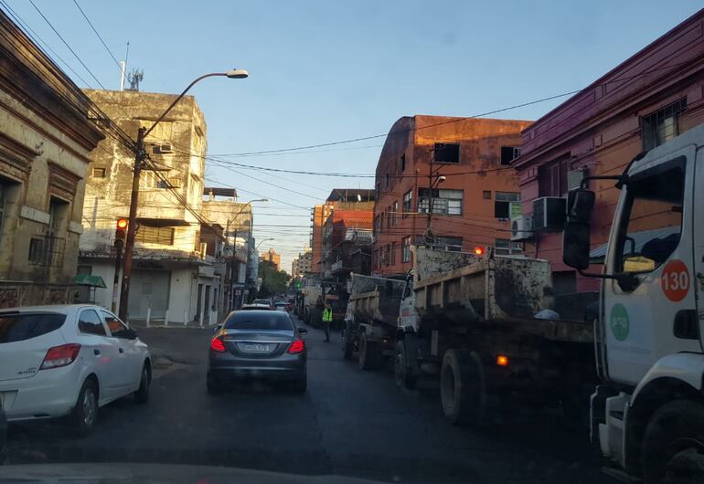 Camiones recolectores de residuos de la Municipalidad de Asunción, bloquean media calzada de  Azara, esperando para cargar combustible.