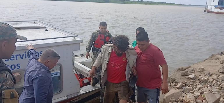 Víctor Acosta, herido en el muslo, tras la muerte de la pareja, llega a Fuerte Olimpo para recibir atención médica.