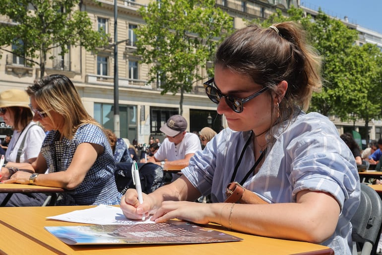 París batió este domingo el récord del dictado más grande del mundo con 1.650 personas tomando nota a la vez en la Avenida de los Campos Elíseos y certificadas por el libro Guinness.