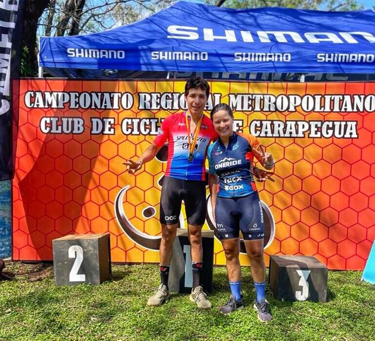 Los campeones de Carapeguá, Esteban Portillo y Silvia Rodas con sus medallas.