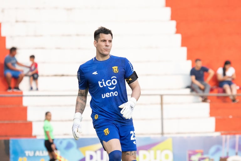 Gaspar Servio, jugador de Guaraní, en el partido frente a General Caballero de Juan León Mallorquín por la fecha 18 del torneo Clausura 2024 del fútbol paraguayo en el estadio Ka'arendy, en Juan León Mallorquín, Paraguay.