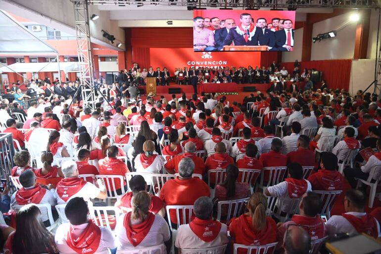 Convención Colorada. Gran cantidad de convencionales llegó a la sede de la ANR.