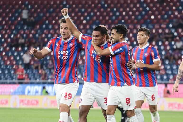 Los jugadores de Cerro Porteño festejan el tanto de Diego León en el partido frente a Sportivo Ameliano por la regularización de la primera fecha del torneo Clausura 2024 del fútbol paraguayo en el estadio La Nueva Olla, en Asunción