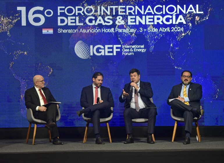 El ministro de Industria y Comercio, Javier Giménez (con micrófono) en la apertura del 16° Foro Internacional de Gas y Energía.