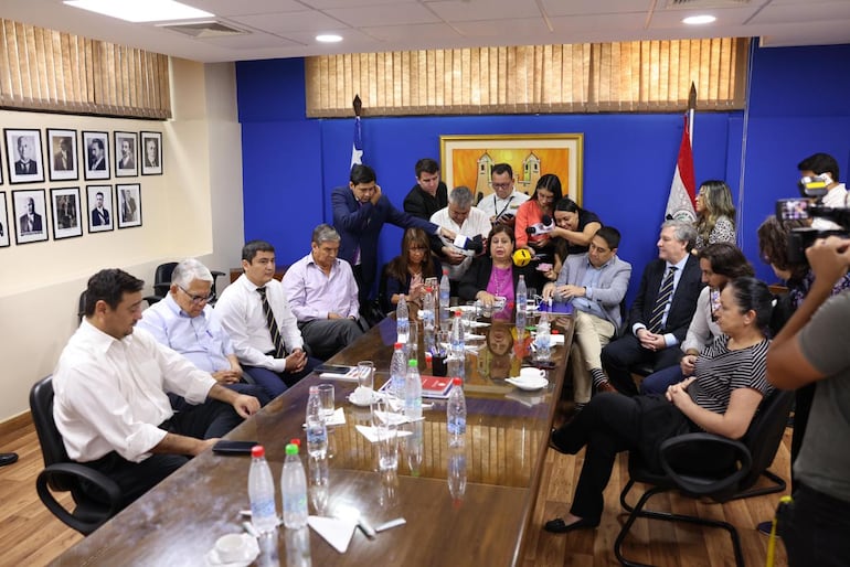 Bloque opositor del Senado en conferencia de prensa. Pidieron al senador Silvio "Beto" Ovelar levantar la convocatoria.