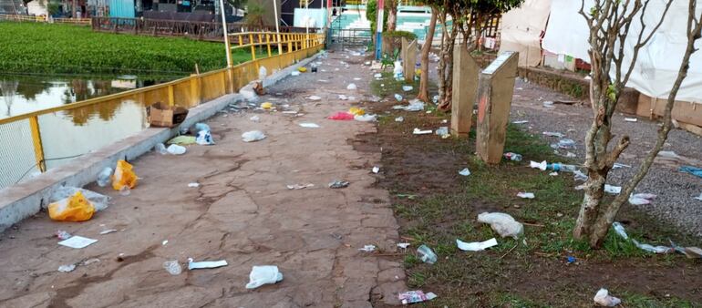 La laguna de Itá quedó repleta de basura tras el festival artístico.