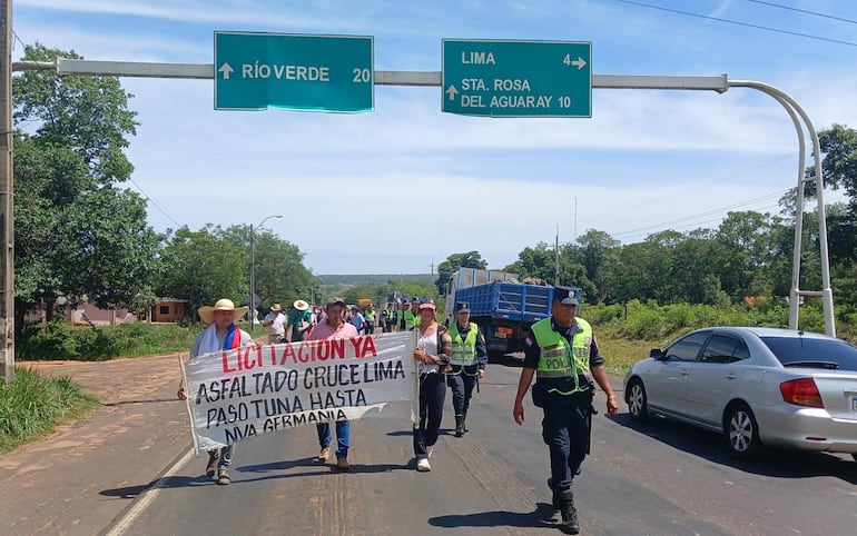 En Lima se movilizan pata exigir ruta asfaltada y reparación de la ruta Py08