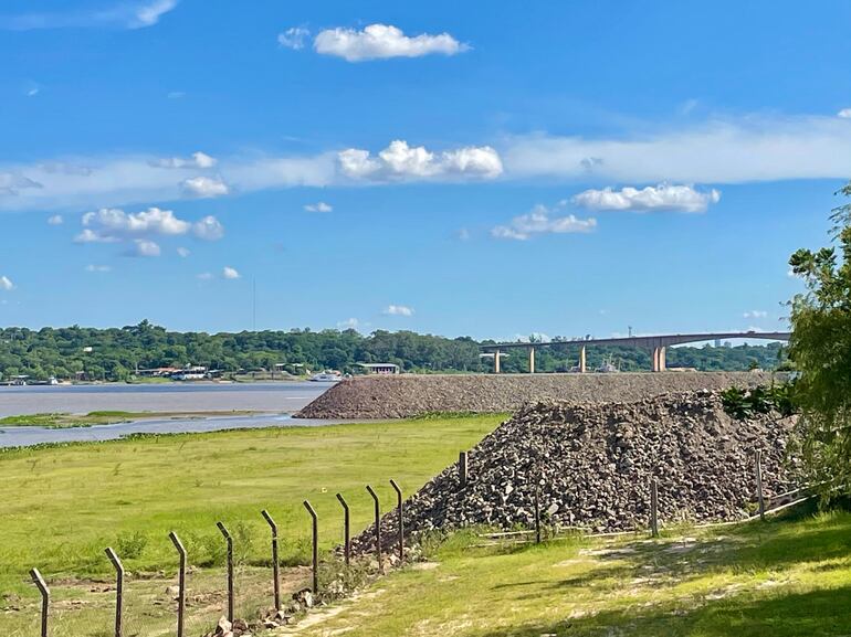 En el fondo de la fotografía, el primer muro ya construido que llega hasta el río Paraguay.