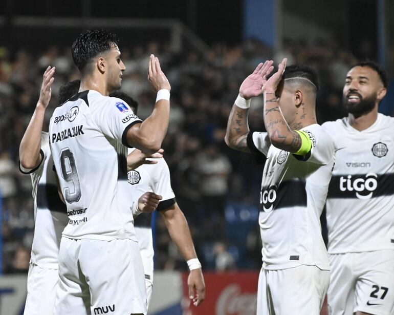 Celebración de los jugadores de Olimpia tras el gol de Parzajuk