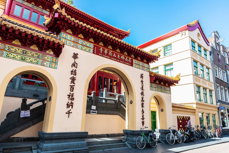 Fachada del templo budista Fo Guang Shan He Hua, en Amsterdam.