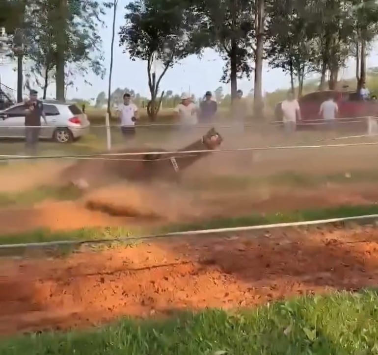 Video: adolescente lesionado tras caer en carrera de caballos en San Pedro del Paraná.