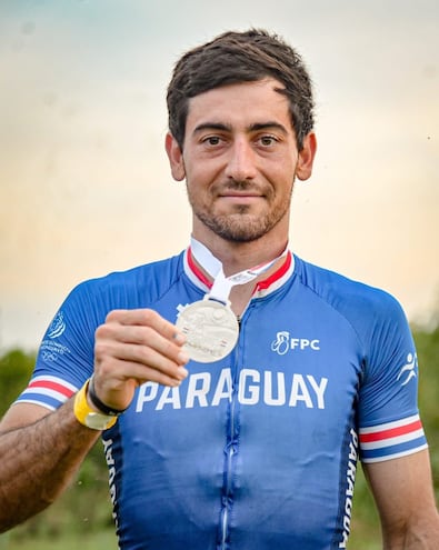 Lucas Bogado Hermann (5/6/1997), con la medalla de plata.