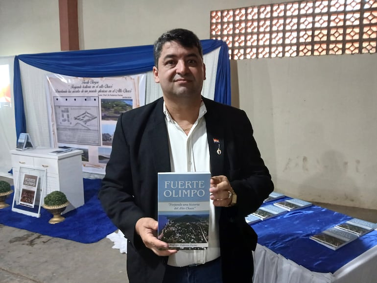 El autor del libro licenciado Federico Farías durante el acto de presentación del material.