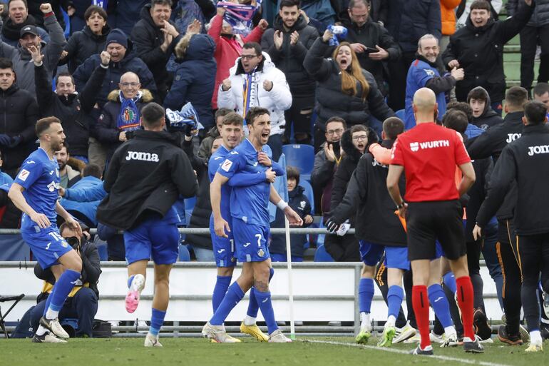 El delantero del Getafe Jaime Mata celebra su gol ante el Celta durante el partido correspondiente a la jornada 24 de Liga EA Sports que disputan el Getafe y el Celta de Vigo este domingo en el estadio Coliseum, en Getafe.