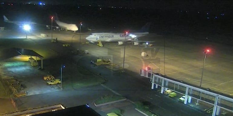 Avión de Emtrasur en pista del Aeropuerto de Minga Guasú.